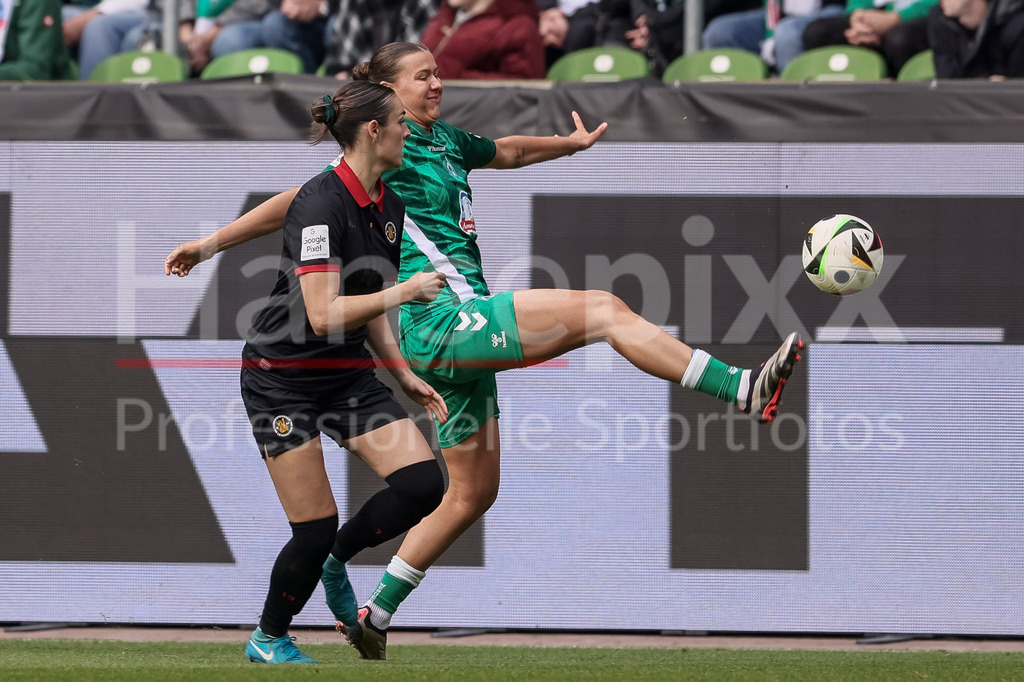 Fussball, Google Pixel Frauen-Bundesliga, SV Werder Bremen - Bayer 04 Leverkusen | v.li.: Selina Ostermeier (Bayer 04 Leverkusen, 2) und Larissa Mühlhaus (SV Werder Bremen, 7) im Zweikampf, Duell, Dynamik, Aktion, Action, Spielszene, DIE DFB-RICHTLINIEN UNTERSAGEN JEGLICHE NUTZUNG VON FOTOS ALS SEQUENZBILDER UND/ODER VIDEOÄHNLICHE FOTOSTRECKEN. DFB REGULATIONS PROHIBIT ANY USE OF PHOTOGRAPHS AS IMAGE SEQUENCES AND/OR QUASI-VIDEO.