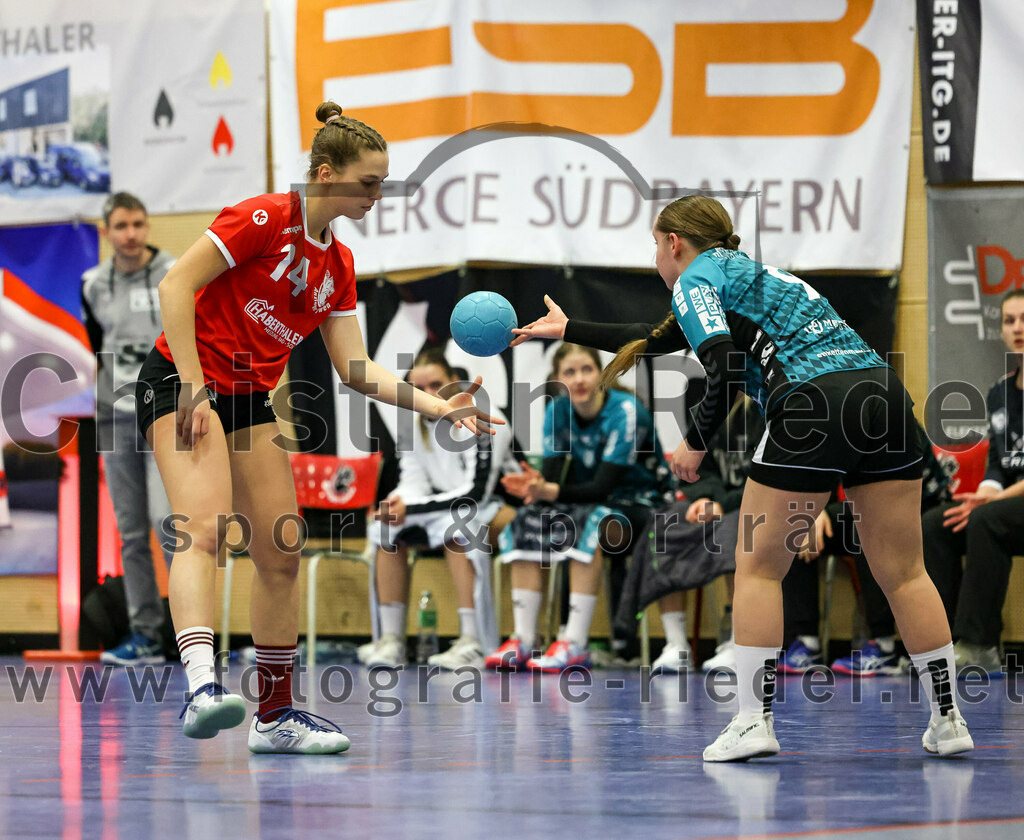 2022-11-27_045_SV_Anzing_gegen_HT_Muenchen_II | Anzing, Deutschland, 27.11.2022:
Handball, Bezirksliga 2022 / 2023, 7. Spieltag, SV Anzing gegen HT München II, Endergebnis: 28:32

Elena Holzmann (SV Anzing, #14), Katharina Slavik (HT München, #9)

Foto: Christian Riedel / fotografie-riedel.net