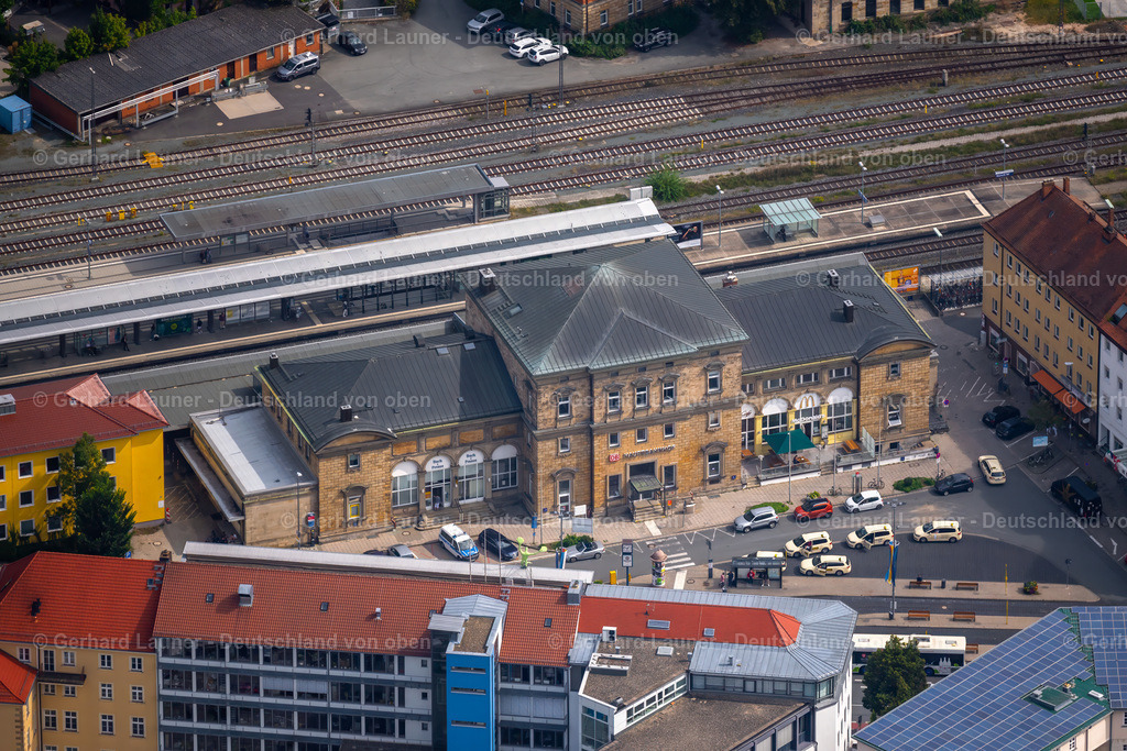 4060282 | BAYREUTH 07.09.2021 Gleisverlauf und Gebäude des Hauptbahnhofes der Deutschen Bahn in Bayreuth im Bundesland Bayern, Deutschland. // Track progress and building of the main station of the railway in Bayreuth in the state Bavaria, Germany. Foto: Gerhard Launer