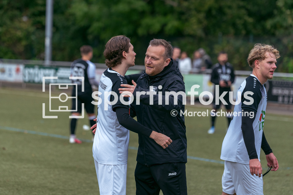 TSV 05 Ronsdorf – SSV Bergisch Born II | Trainer Kai Östrich nach dem Sieg des TSV 05 Ronsdorf. Bezirksliga Niederrhein, Gruppe 2: TSV 05 Ronsdorf gegen SSV Bergisch Born II, Wuppertal, 11.10.2026. Endstand: 3:1. sportimfokus / Marcel Schwering - Realisiert mit Pictrs.com