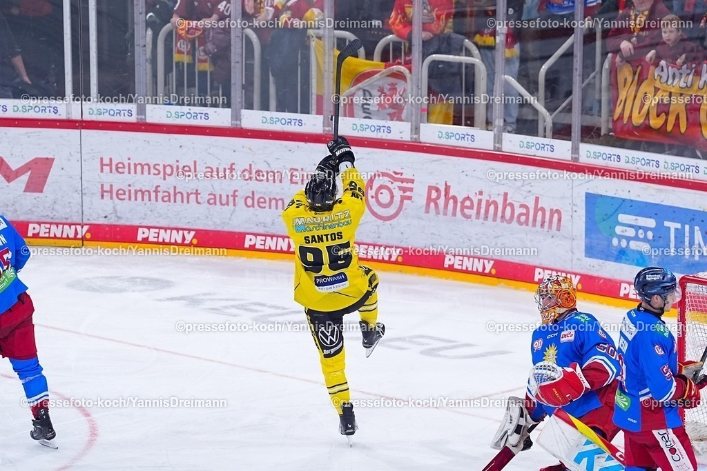 xYDRx30112501024 | 30.11.2025, xydrx, Eishockey, DEL2, Düsseldorfer EG - Krefeld Pinguine, PSD Bank Dome Düsseldorf: Torjubel nach dem Tor zum 5:0 für die Krefeld Pinguine durch Torschütze Mathew Santoa (Krefeld Pinguine #95)Photo: xYannisxDreimannxPressefotoKochx