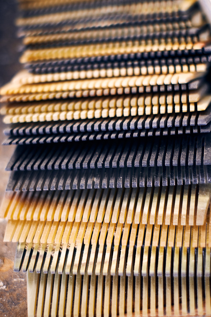 Hornmanufaktur, Detail eines Hornkammes | Wien, Austria - August 09, 2022; Hornmanufaktur Thomas Petz; Detail eines Hornkammes. - Realisiert mit Pictrs.com