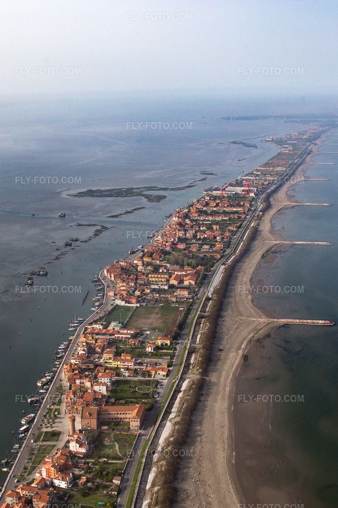 Aerial view: Settlement area in the district Pellestrina in Venice in Pellestrina in the state Veneto, Italy. – Photo: IMG_087445.jpg taken on 04/06/2016 by Werner Riehm/FLY-FOTO.com – Resolution of the original: 2276 x 3414 px