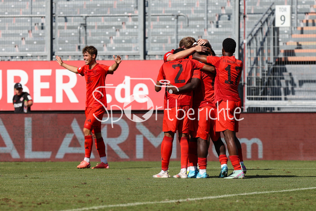 FC Würzburger Kickers - FC Bayern Amateure | Jubel nach dem Treffer zum 1-3 durch Maximilian WAGNER (FC Bayern München II #19) / Freude / Happy / Tor / Torschuetze / Regionalliga Bayern: FC Würzburger Kickers - FC Bayern München II, AKON Arena am 24.08.2024
