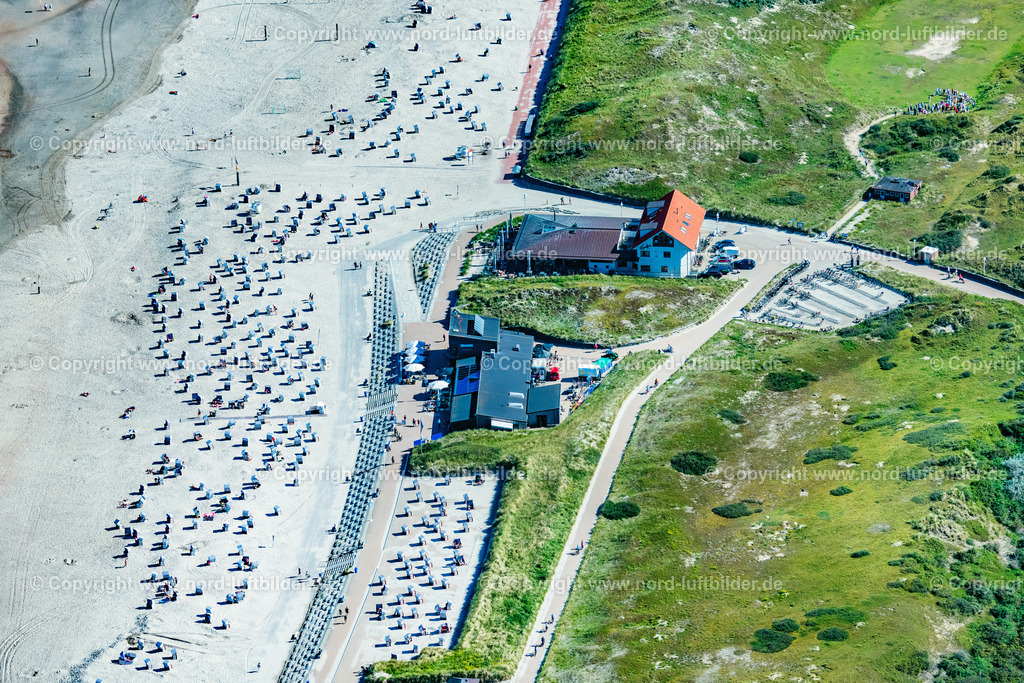 Norderney_Nordstrand_Gastro_Betriebe_ELS_6879050923 | NORDERNEY 05.09.2023 Beach restaurant "Cornelius Gastronomiebetriebe GmbH" and "De Vries The Sea Bistro De Vries The Oyster Bar" on the island of Norderney in the state Lower Saxony, Germany. // Tables and benches of open-air restaurant " Cornelius Gastronomiebetriebe GmbH " in Norderney in the state Lower Saxony, Germany. Foto: Martin Elsen