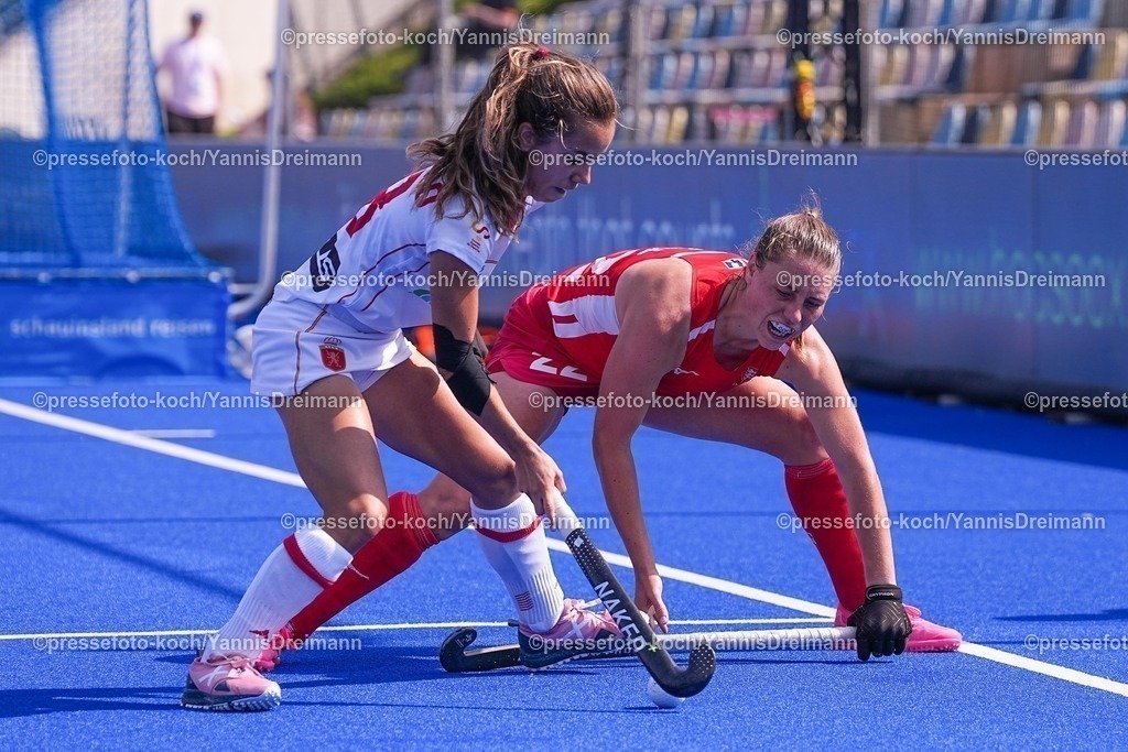 xydrx13082501011 | 13.08.2025, xydrx, Frauen EuroHockey Championship 2025, Gruppenphase, Gruppe B, Spanien - England, Sparkassenpark Mönchengladbach: Berta Agullo (ESP #18)  im Zweikampf gegen Elizabeth Neal (ENG #22)