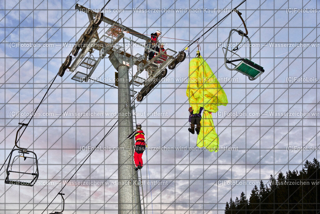 ALP4846_Nacht der Ballone_Bergrettungsschauuebung | NACHT DER BALLONE in Lackenhof am Ötscher, Sa 28. Dezember 2024.Mit einer Schauübung der Bergrettung Lackenhof, dem Ballonclub Ötscherland und den Gaminger Ötscherteufeln unter Zusammenarbeit mit der FF Lackenhof, dem Musikverein, dem Pensionistenverband, dem CampingClub, der Schirmbar und Konditorei Czihak, der Fuchswaldhütte und der Pizzeria Venezia, die für die Verköstigung sorgten, sowie der Ötscherliftgesellschaft, der Gemeinde Gaming und dem Ötscher-Tourismusverband.