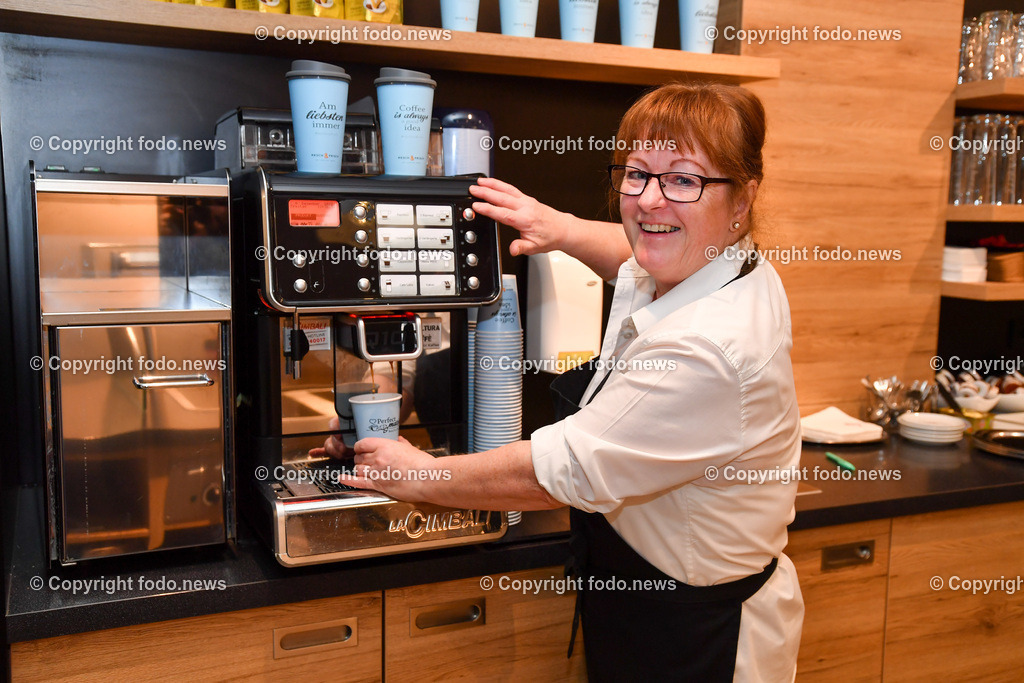 Resch und Frisch_ Coffee to Go_ 09.12.2022-2 | 09.12.2022, Wels, AUT, Resch und Frisch, Coffee to Go, im Bild Fr. Elke (Mitarbeiterin Resch und Frisch Wels) beim zubereiten eines Coffee to Go, Kaffeemaschine, Vollautomat