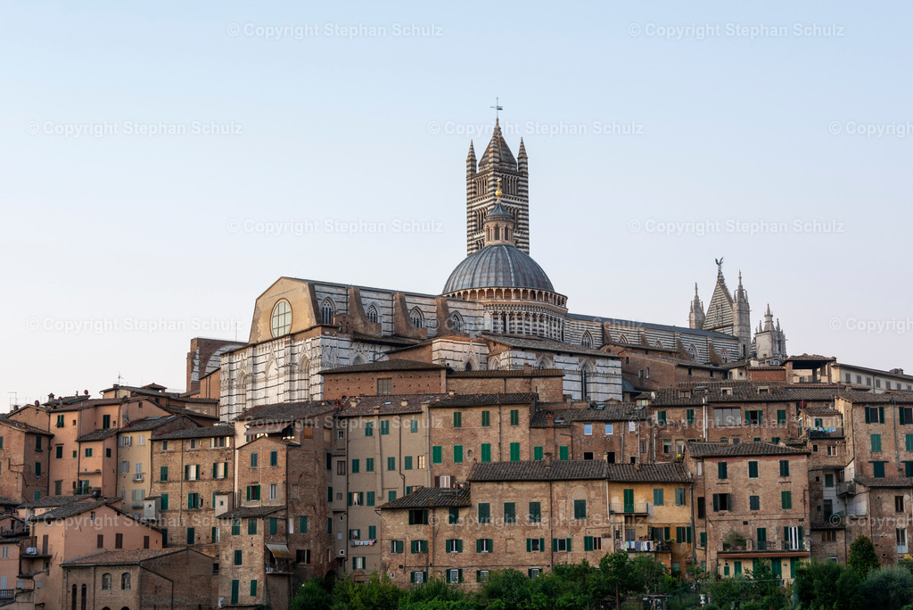 Typisch Toskana: Siena | Der Dom von Siena (italienisch: Cattedrale Metropolitana di Santa Maria Assunta) zum Sonnenaufgang. Die Fassade ist mit dunkelgrünem und weißen Mamor verblendet. Der Sakralbau entstand Anfang des 13. Jahrhunderts und ist Bestandteil des Unesco-Welterbes.  - Realisiert mit Pictrs.com