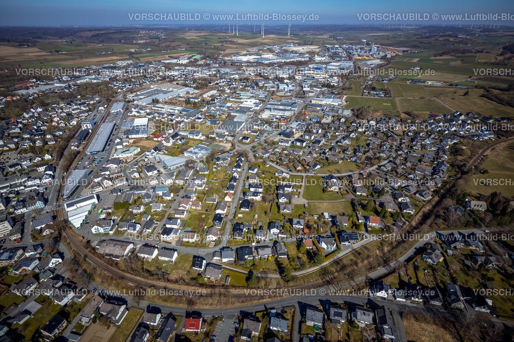 HB-Brilon220303187 | Luftbild, Wohngebiet und Gewerbegebiet zwischen Freiladestraße und Keffelker Straße mit Bahnhof Brilon sowie Gewerbegebiet Hinterm Gallberg, Brilon, Sauerland, Nordrhein-Westfalen, Deutschland