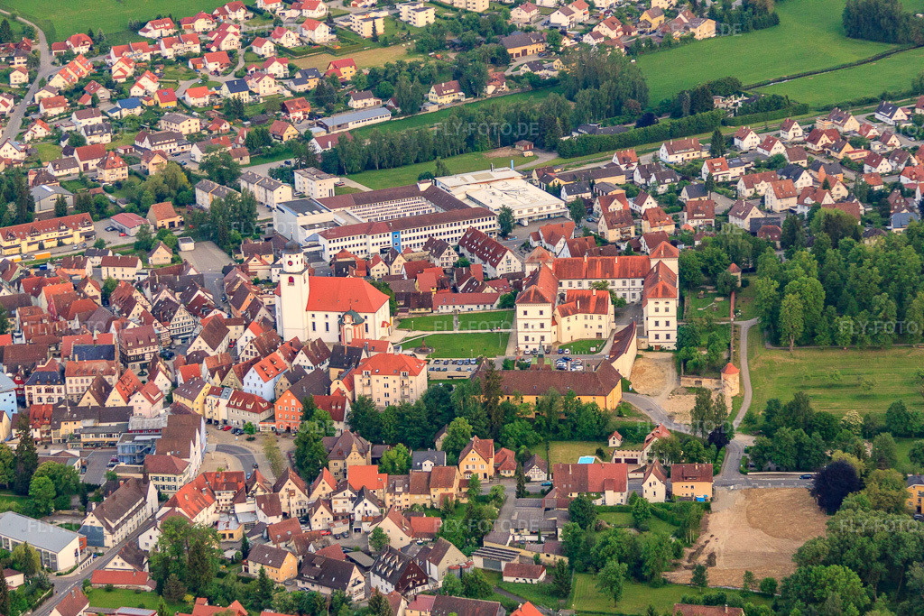 Luftbild: Stadtansicht aus Norden mit Schloss Meßkirch und Kirche St. Martin in Meßkirch im Bundesland Baden-Württemberg in Deutschland.Foto: IMG_57730.jpg vom 08.06.2013 durch Werner Riehm/FLY-FOTO.deSchloß Meßkirch Tagungen, Seminare und FeiernWWW.MESSKIRCH-SAULDORF.DE