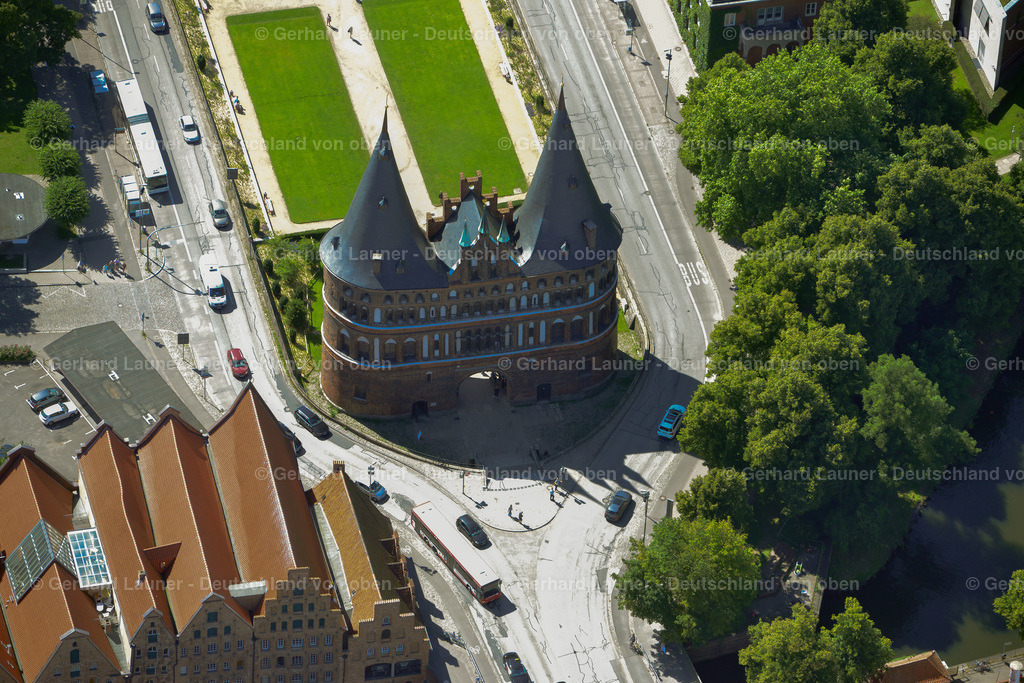 3622104 | Das Holstentor ist ein Stadttor, das die Altstadt der Hansestadt Lübeck nach Westen begrenzt. Es ist das Wahrzeichen der Stadt und wurde 1478 fertiggestellt. Das spätgotische Gebäude gehört zu den Überresten der Lübecker Stadtbefestigung. Das Holstentor ist neben dem Burgtor das einzige erhaltene Stadttor Lübecks