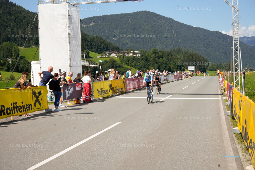 795_20230817_Bewerb_Maenner_Muehlanger | AUT - OESTERREICH, 2023-08-16: SPORT RENNRAD-FAHREN - 55. INTERNATIONALER RADWELTPOKAL IN ST. JOHANN IN TIROL  - Vintage-Radrennen mit WM-Bronze-Medaillen-Siegerin Christina Schweinberger, den Teilnehmer und Alexander Baumann (vom Orginastions-Team) - TAG 2 BEWERB MAENNER IN SECHS GRUPPEN  ; Foto: Roland Muehlanger