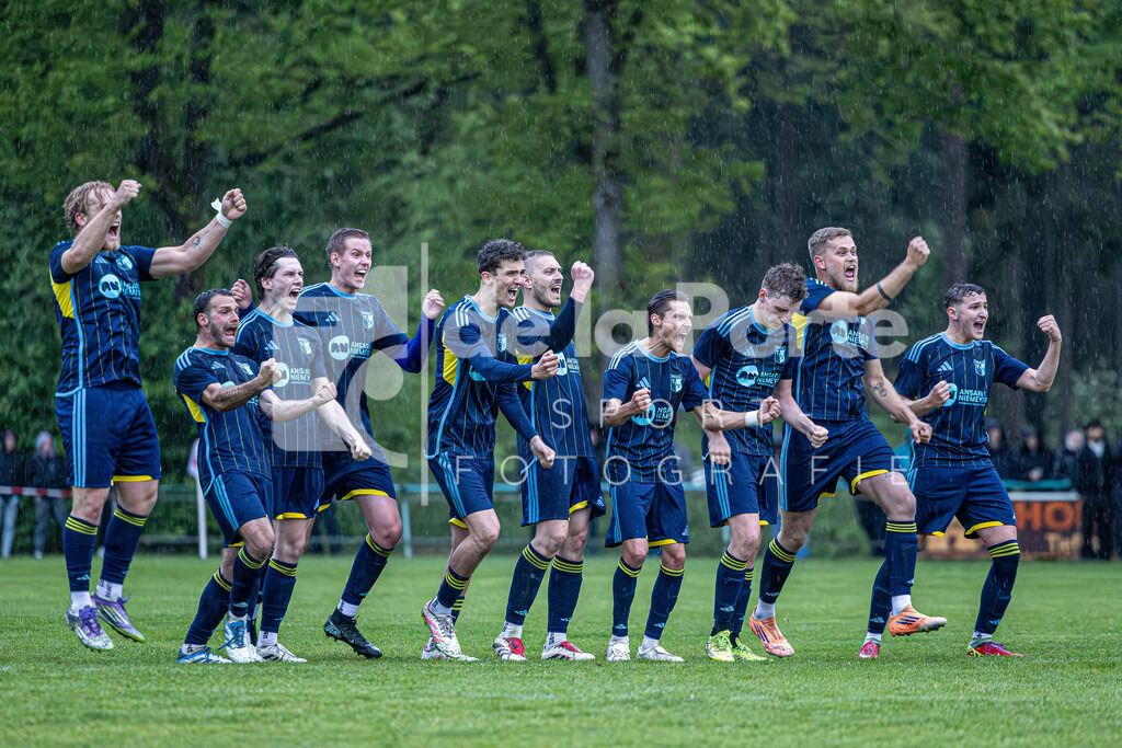 TSV Wriedel - Team jubelt beim Elfmeterschießen vs Sperber Veerßen (KP-Finale) 130526 dlP | immodelaporte-sportfotos - Realisiert mit Pictrs.com