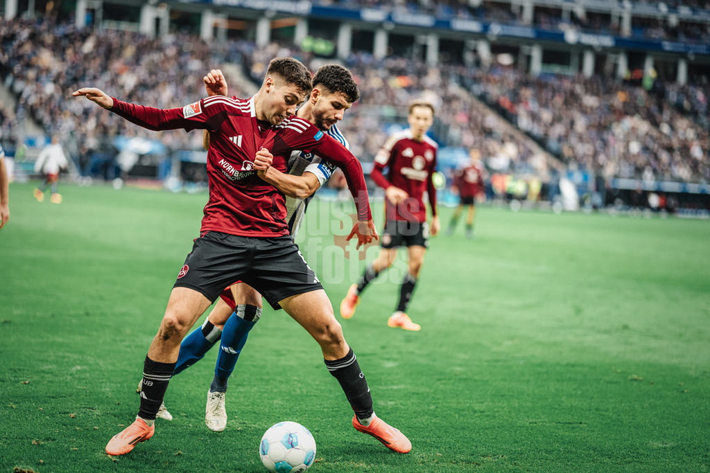 Fußball | Männer | Saison 2024/2025 | 2. Fußball-Bundesliga | 11. Spieltag | Hamburger SV vs. 1. FC Nürnberg | 03.11.2024 | v.l. Stefanos Tzimas (#9, 1. FC Nürnberg) gegen Daniel Elfadli (#8, HSV)