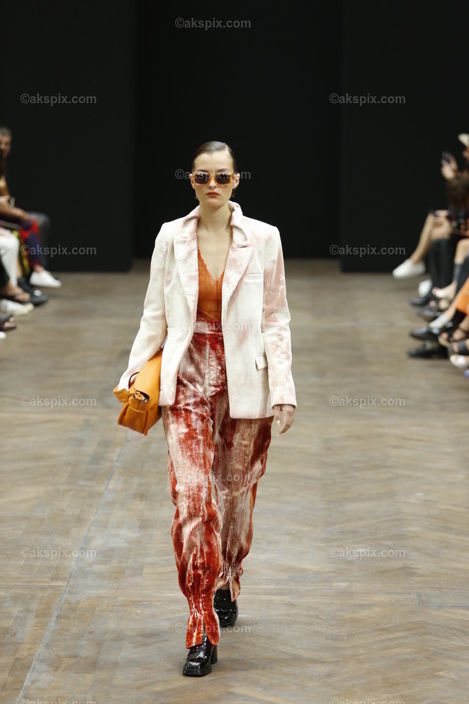 Kilian Kerner auf der  MBFW Spring/Summer 2023 | Mercedes-Benz Fashion Week (MBFW)  Frühling / Sommer 2023 im Hotel Telegraphenamt Berlin in Berlin-Mitte. Die Kollektionen von Kilian Kerner auf der MBFW Spring/Summer 2023. Das Bild zeigt Models mit der Kollektion von Kilian Kerner.