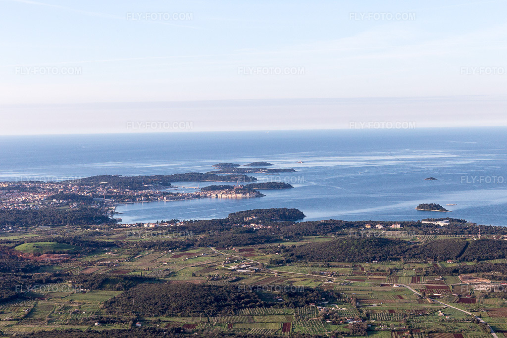 Aerial view: View of the town in Vrsar in the state Gespanschaft Istrien, Croatia. – Photo: IMG_106311.jpg taken on 04/14/2018 by Werner Riehm/FLY-FOTO.com – Resolution of the original: 5472 x 3648 px