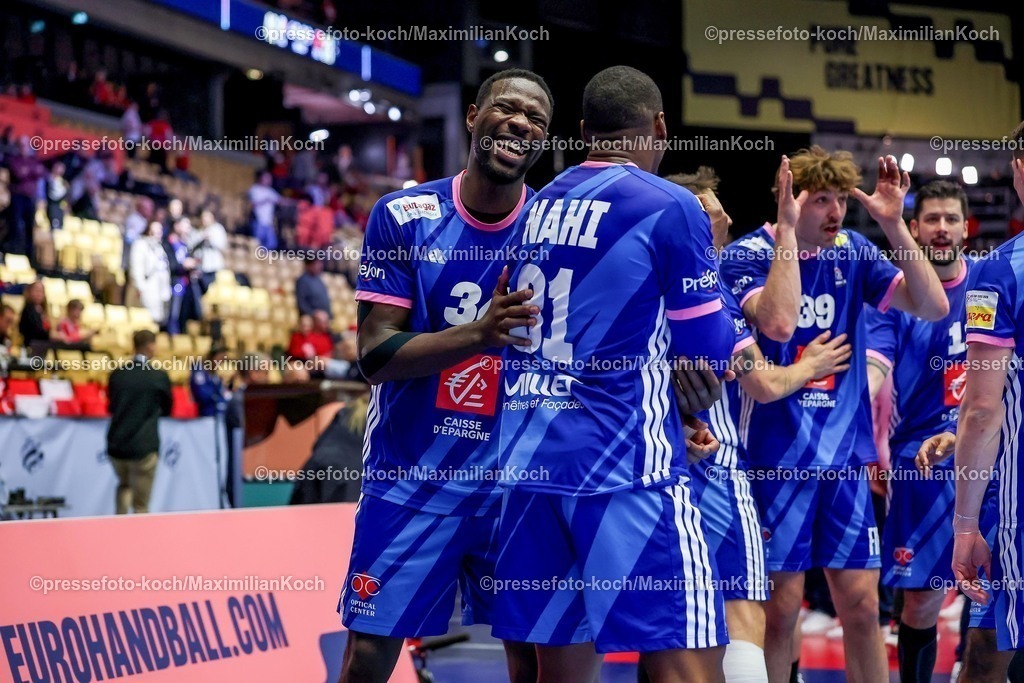 EHF24012601140 | 24.01.2026, Handball, Men's EHF EURO 2026, Frankreich - Portugal, Jyske Bank Boxen in Herning, Dänemark, Main Round: Abschlussjubel nach dem Sieg der Franzosen gegen Portugal.  Karl Konan (France #34) jubelnd neben  Dylan Nahi (France #31)