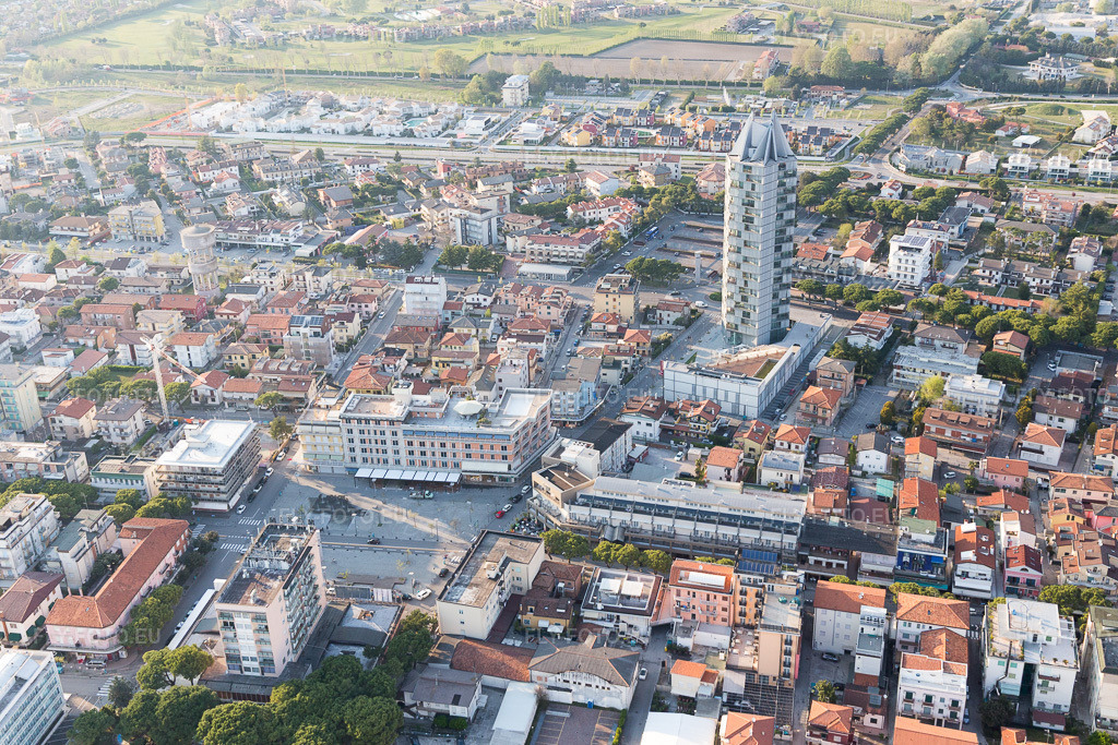 Vue aérienne: Vue de la ville depuis le centre-ville à Lido di Jesolo dans le département Vénétie, Italie – .Photo: IMG_098201.jpg prise le 03/04/2017 par Werner Riehm/FLY-FOTO.eu – Résolution de l'original: 5472 x 3648 px