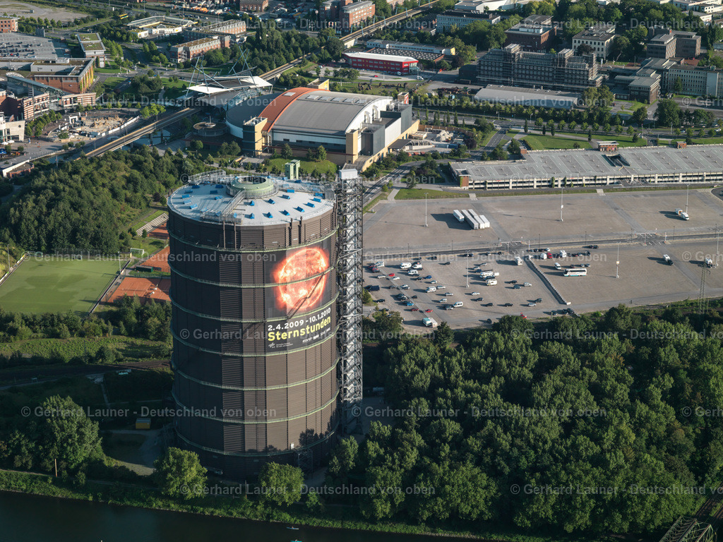 2996188 | OBERHAUSEN 25.08.2021 Sanierung des ehemaligen Scheibengasbehälter und Industriedenkmal der " Gasometer Oberhausen GmbH " in der Arenastraße in Oberhausen im Bundesland Nordrhein-Westfalen. Weiterführende Informationen bei: Gasometer Oberhausen GmbH,  Gloser GmbH,  Ingenieurbüro Schaluschke,  Lindner Lohse Architekten BDA PartG mbB,  PERI GmbH Schalung Gerüst Engineering. // gas tank serves as an industrial monument "Gasometer Oberhausen GmbH" and an exhibition at the Arenastrasse in Oberhausen in North Rhine-Westphalia. Further information at: Gasometer Oberhausen GmbH,  Gloser GmbH,  Ingenieurbuero Schaluschke,  Lindner Lohse Architekten BDA PartG mbB,  PERI GmbH Schalung Geruest Engineering. Foto: Gerhard Launer