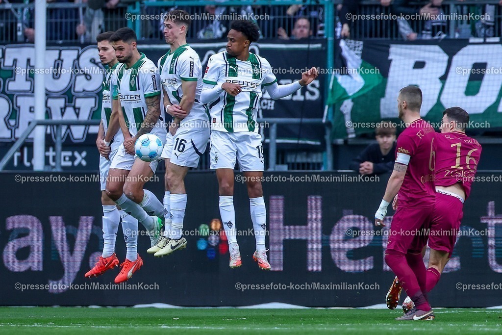 BMG21022501041 | 22.02.2025, Fußball, Borussia Mönchengladbach - FC Augsburg, 1. Fußball Bundesliga, Borussia-Park, Saison 2024 2025: Julian Weigl (Mönchengl. #8), Tim Kleindienst (Mönchengl. #11), Philipp Sander (Mönchengl. #16) und Nathan Ngoumou (Mönchengl. #19) blocken in der mauer den FreistoßDFB regulations prohibit any use of photographs as image sequences and or quasi-video.