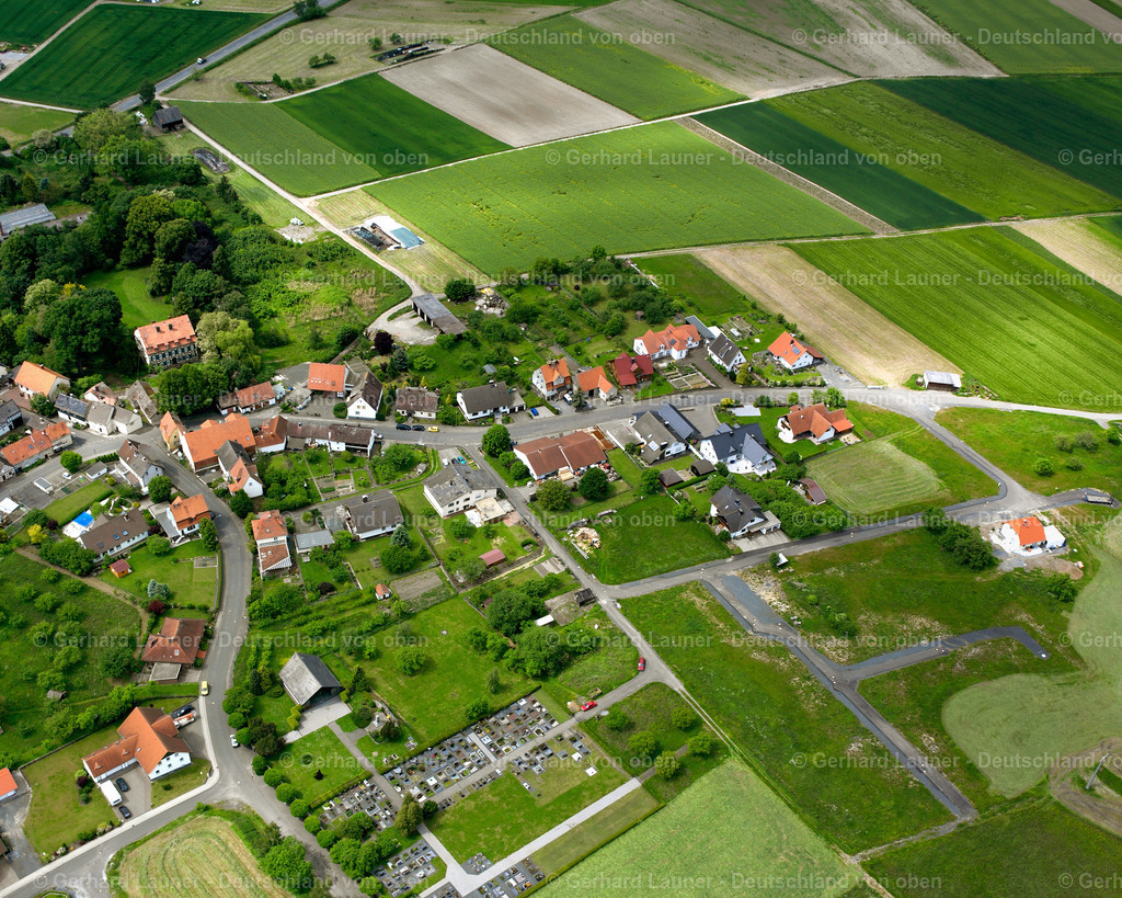 2614262 | NIEDER-OFLEIDEN 09.06.2006 Landwirtschaftliche Nutzflächen und Feldgrenzen  umsäumen das Siedlungsgebiet des Dorfes in Nieder-Ofleiden im Bundesland Hessen, Deutschland // Agricultural land and field boundaries surround the settlement area of the village  in Nieder-Ofleiden in the state Hesse, Germany Foto: Gerhard Launer