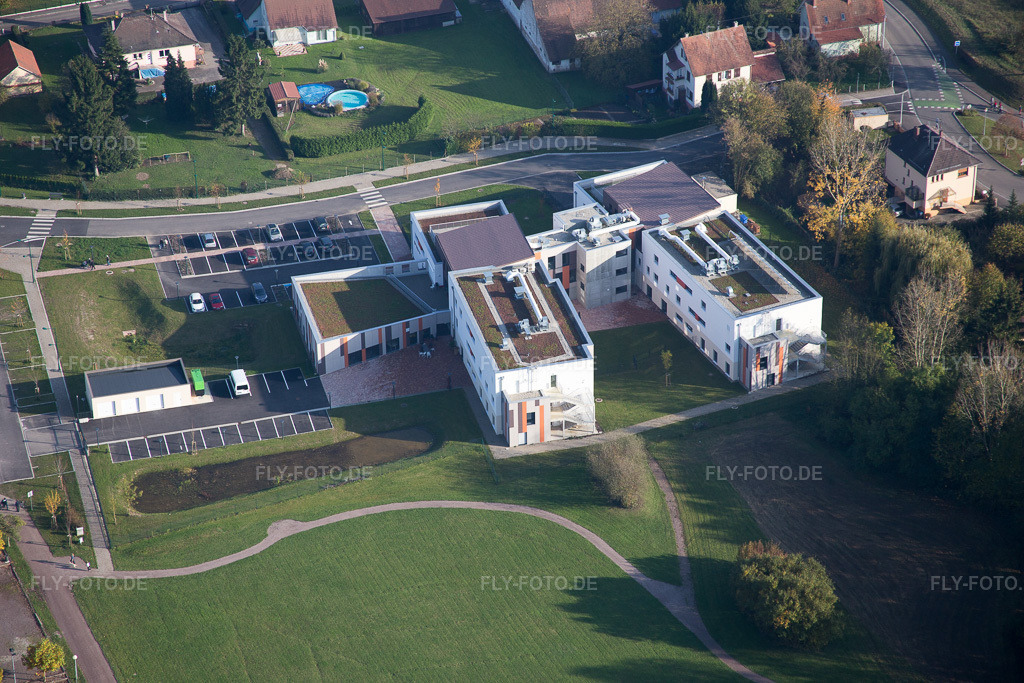 Luftbild: Ortsansicht in Soultz-sous-Forêts im Bundesland Bas-Rhin in Frankreich. Foto: IMG_075574.jpg vom 01.11.2014 durch Werner Riehm/FLY-FOTO.de