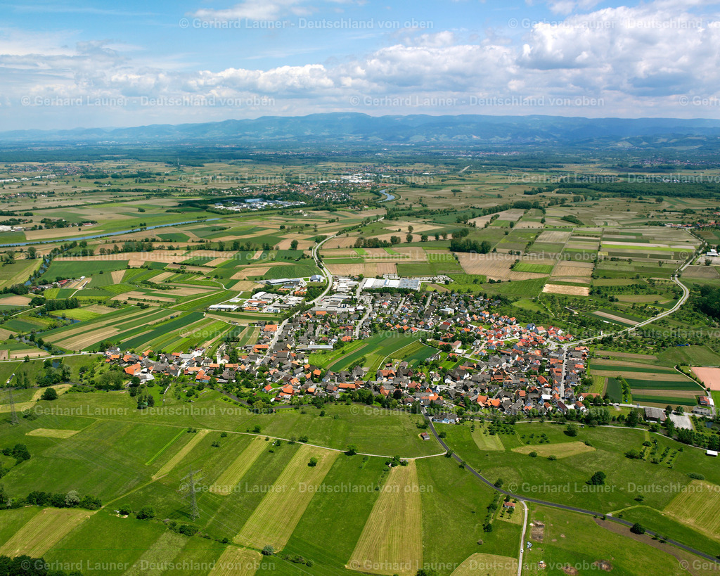 2626313 | ECKARTSWEIER 09.06.2006 Ortsansicht am Rande von landwirtschaftlichen Feldern und Nutzflächen  in Eckartsweier im Bundesland Baden-Württemberg, Deutschland // Village view on the edge of agricultural fields and land  in Eckartsweier in the state Baden-Wuerttemberg, Germany Foto: Gerhard Launer