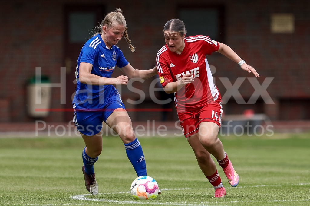Fussball, Aufstiegsspiel Regionalliga Nord Frauen, SpVg Aurich - SSC Hagen Ahrensburg | v.li.: Rieke Ehlers (SSC Hagen Ahrensburg, 30) und Lucy Minne (SpVg Aurich, 14) im Zweikampf, Duell, Dynamik, Aktion, Action, Spielszene