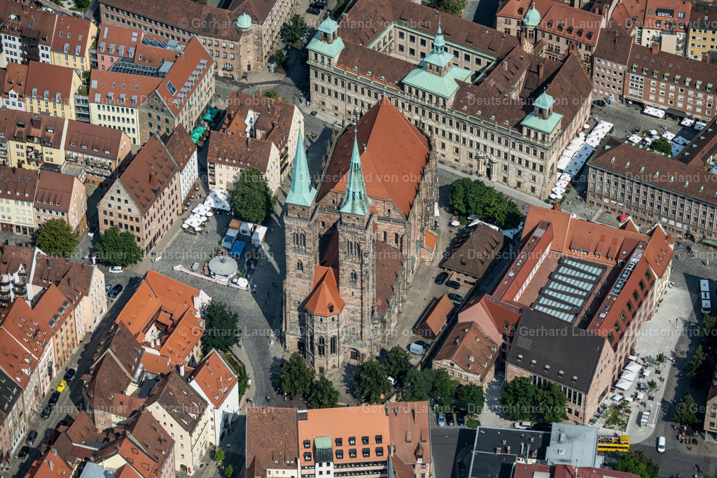 4047366 | NüRNBERG 21.08.2021 Kirchengebäude der St. Sebald - Sebalduskirche an der Winklerstraße im Altstadt- Zentrum der Innenstadt im Ortsteil Altstadt - Sankt Sebald in Nürnberg im Bundesland Bayern, Deutschland. Weiterführende Informationen bei: Evang.-Luth. Kirchengemeinde St. Sebald. // Church building in of St. Sebald - Sebalduskirche on Winklerstrasse in the Old Town- center of downtown in the district Altstadt - Sankt Sebald in Nuremberg in the state Bavaria, Germany. Further information at: Evang.-Luth. Kirchengemeinde St. Sebald. Foto: Gerhard Launer