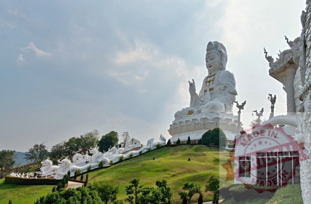 White Guan Yin statue sitting on lotus flower with dragons at Wat Huay Pla Kang temple in Chiang Rai, Thailand | Majestic white Guan Yin statue sits on a lotus flower base, surrounded by white dragons climbing the hill, at Wat Huay Pla Kang temple in Chiang Rai, Thailand - Realisiert mit Pictrs.com