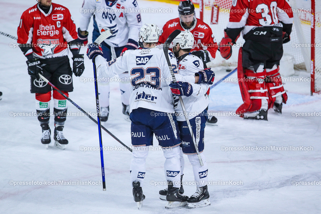 KoeDEL08032401030 | 08.03.2024, Köln, Eishockey, Penny DEL, 52. Spieltag, Lanxess-Arena, Kölner Haie - Adler Mannheim: Torjubel nach dem 2:1 durch Jyrki Jokipakka (Adler Mannheim)