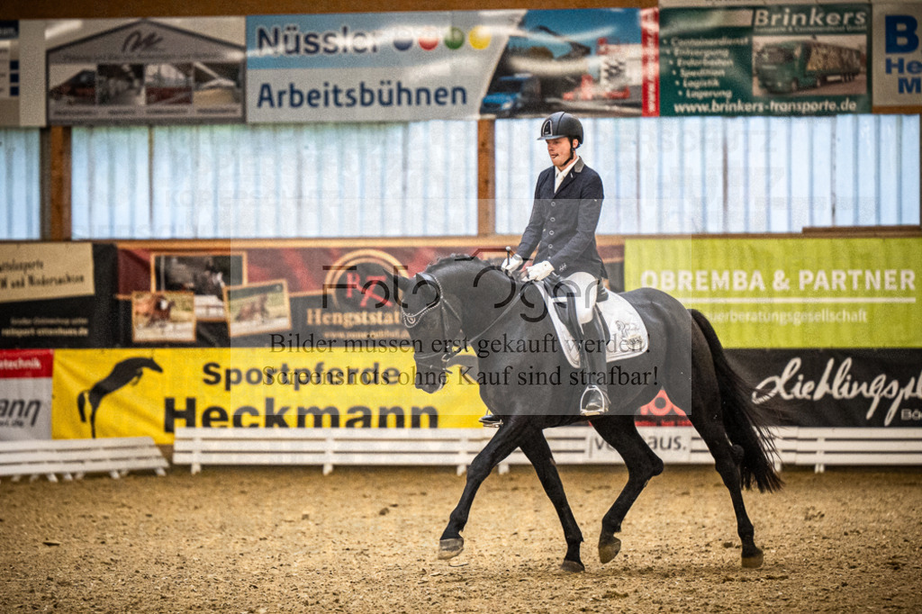 DOS_1513 | Entdecke hochwertige Reitturnierfotos von Foto Oger. Professionell, emotional und authentisch – jetzt Lieblingsmomente im Shop bestellen.Deutschlandweite Turnierfotografie. - Realisiert mit Pictrs.com