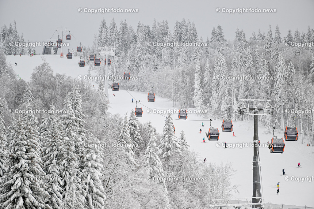 Hochficht_ Skigebiet_ Boehmerwald_ 04.02.2023-1 | 04.02.2023, Hochficht, AUT, Skigebiet Hochficht, Boehmerwald, im Bild Hochficht Bergbahn, Gondel, Skipiste