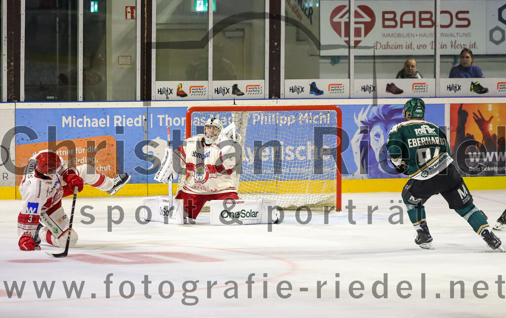 2025-09-12_176_TSV_Erding_gegen_EV_Landshut | Erding, Deutschland, 12.09.2025:Eishockey, Oberliga Süd 2025 / 2026, Testspiel, TSV Erding gegen EV Landshut, Endergebnis: 4:6Dominik Groß (EV Landshut, #3), Torwart Johannes Kurrer (EV Landshut, #40), Markus Eberhardt (Erding Gladiators, #94)Foto: Christian Riedel / fotografie-riedel.net