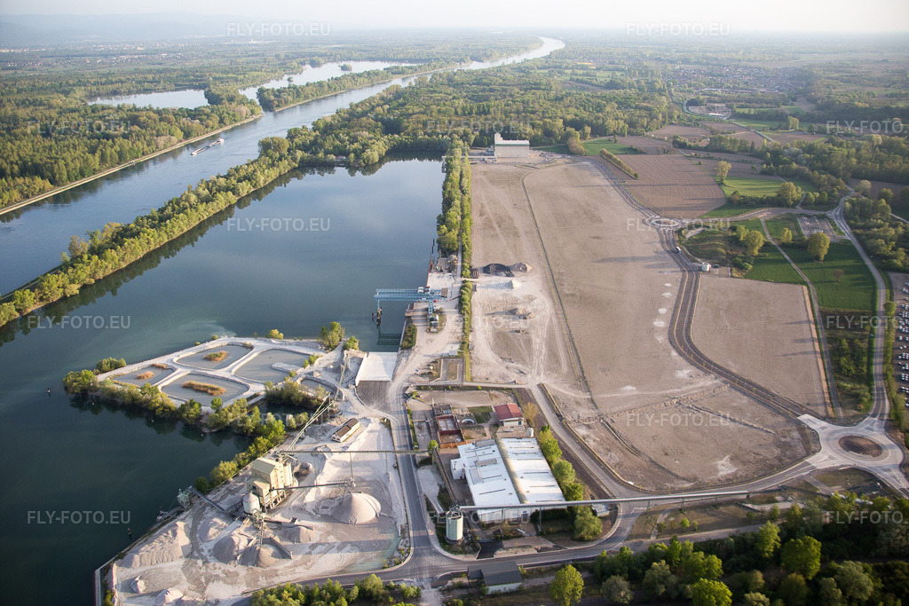 Vue aérienne: Vue de la ville à Lauterbourg dans le département Bas Rhin, France.Photo: IMG_077991.jpg prise le 24/04/2015 par Werner Riehm/FLY-FOTO.euRésolution de l'original: 5472 x 3648 px