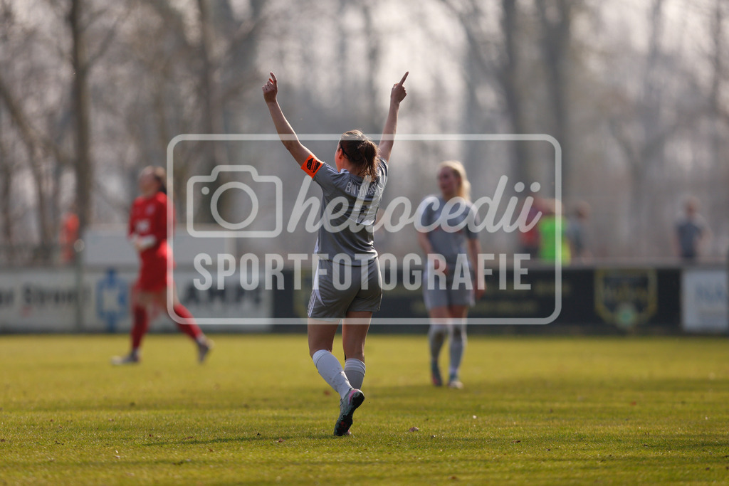 Fußball I Frauen I Saison 2025-2026 I Oberliga Niedersachsen I 15. Spieltag I SV Meppen 1912 e.v. U20 2 - BW Hollage -79 | Katleen Strunk (2, BW Hollage) Jubelt nach dem Abpfiff über den Sieg. - Realisiert mit Pictrs.com