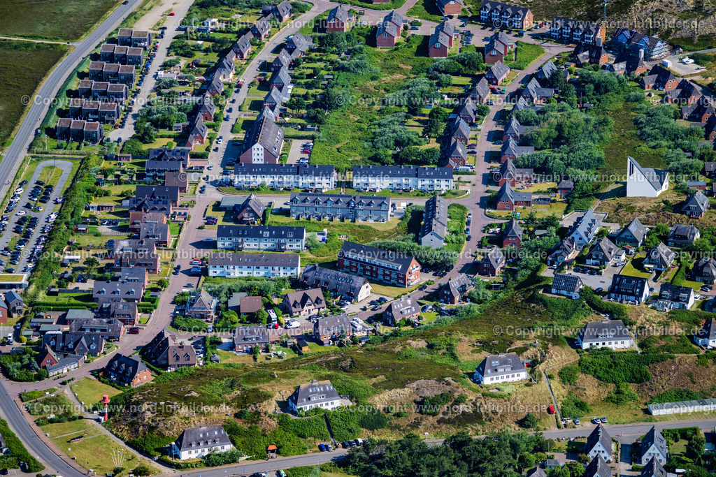 Sylt_Hörnum_Siedlung_ELS_8974210625 | HöRNUM (SYLT) 21.06.2025 Ortsansicht der Straßen und Häuser der Wohngebiete in Hörnum (Sylt) auf der Insel Sylt im Bundesland Schleswig-Holstein, Deutschland. // Town View of the streets and houses of the residential areas in Hoernum (Sylt) on Island Sylt in the state Schleswig-Holstein, Germany. Foto: Martin Elsen