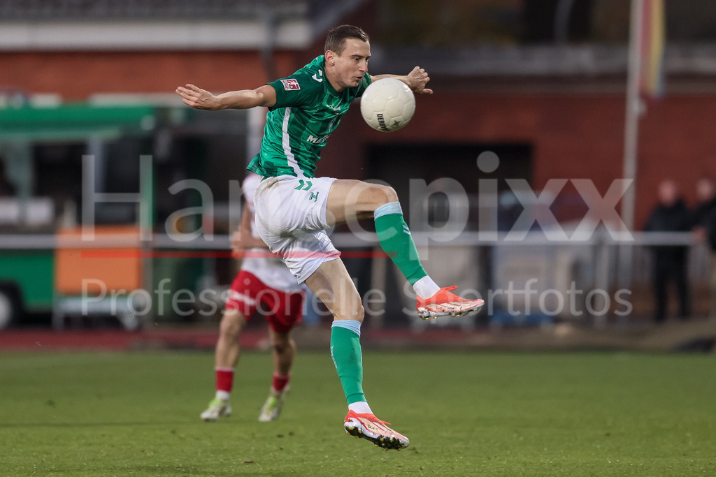 Fussball, Regionalliga Nord, SV Werder Bremen II - VfB Lübeck | v.li.: Maik Lukowicz (SV Werder Bremen II, 16) am Ball, Einzelbild, Ganzkörper, Aktion, Action, Spielszene