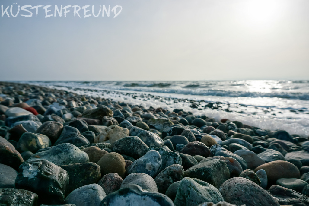 Steinstrand: Meer Bilder auf Alu Dibond | Entdecke deine Lieblingslandschaft von der Küste – auf Ostsee Leinwand, Nordsee Leinwand, Alu Dibond oder Acrylglas, passend für jeden Geschmack und Raum.