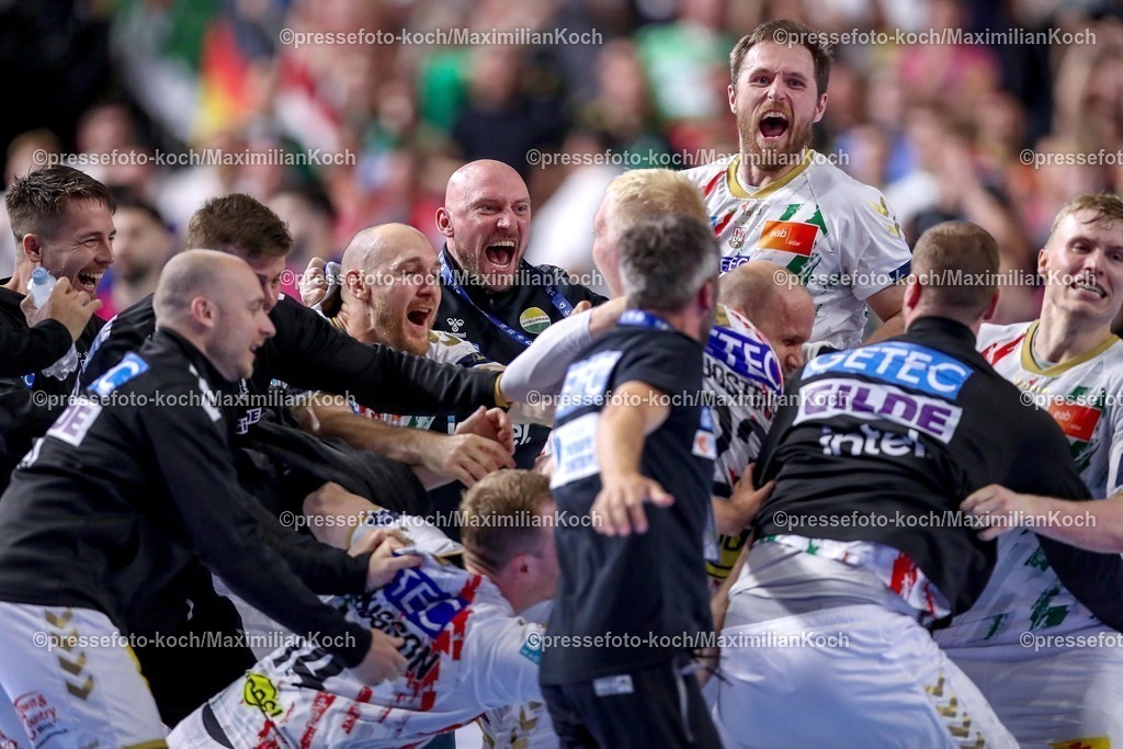 KoeEHF14062502072 | 14.06.2025, Handball, Halbfinale TruckScout24 EHF FINAL4, LANXESS arena Köln, FC Barcelona - SC Magdeburg: Die Magdeburger jubeln zusammen nach dem Treffer zum Einzug ins Finale. Albin Lagergren (Magdeburg #21) 