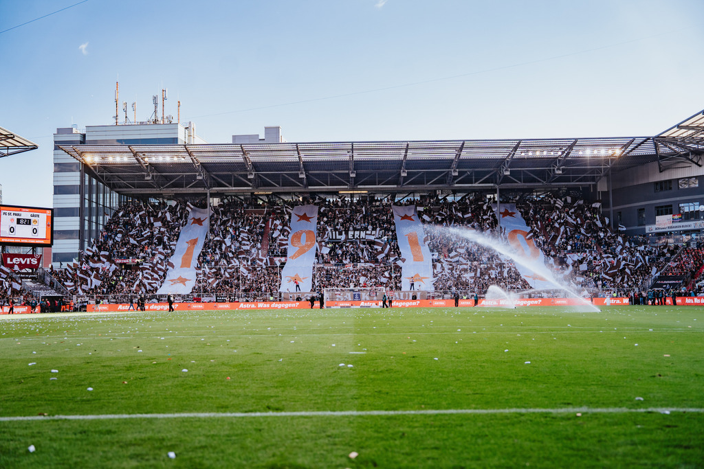 HEV01927 | Der offizielle Shop für FC St. Pauli Fotos. Wähle aus Spielszenen & Fanmomenten dein FCSP Wunschformat. Wir liefern Millerntor-Atmosphäre.