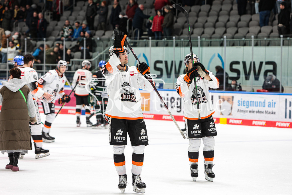 Augsburger Panther - Loewen Frankfurt | Die Frankfurter bedanken sich bei den mitgereisten Fans nach dem Sieg in Augsburg