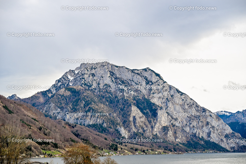 Traunstein_ Traunsee_ Gmunden_ 10.03.2024-4 | 10.03.2024, Gmunden, AUT, Traunstein, im Bild Traunstein, Traunsee, Gmunden, Berg, Berge, See, Tourismus, Bergsteigen, Huette, Segeln, Boote, Landschaft, Drohne, Luftbild