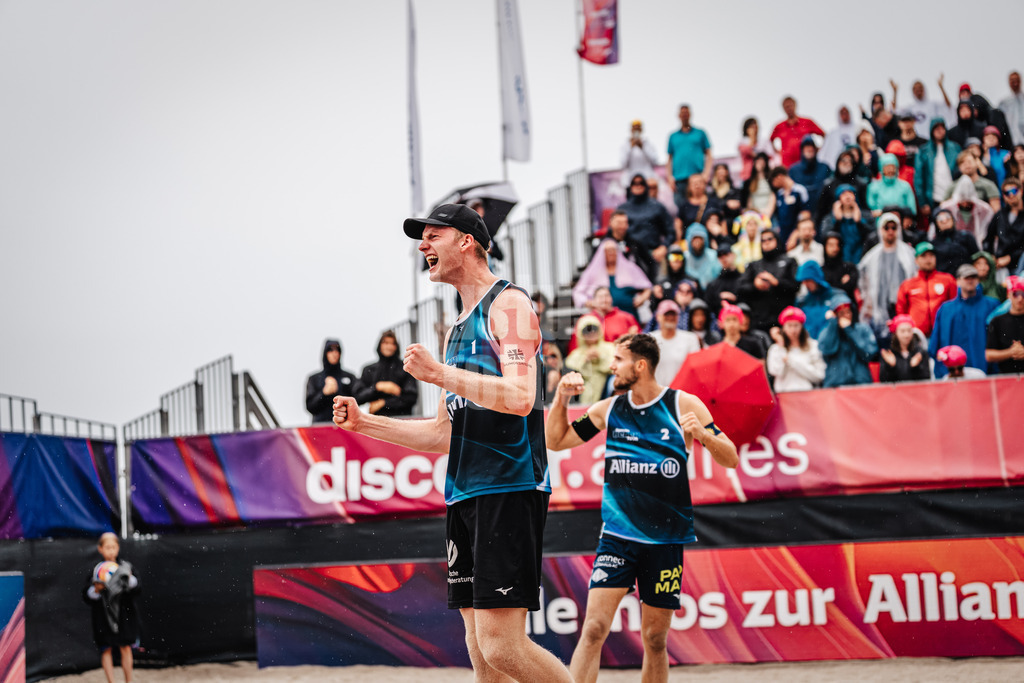 Beachvolleyball | Männer | Allianz German Beach Tour 2024 | Tourstop Kühlungsborn 2 | 18.08.2024 | v.l. Philipp Huster und Jonas Sagstetter jubeln nach dem Sieg Finaleinzug