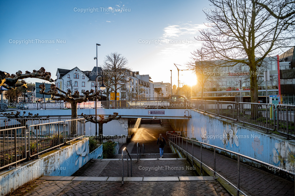 DSC_2862 | Der Bahnhof Bensheim ist ein wichtiger Verkehrsknotenpunkt an der Hessischen Bergstraße. Die Bilder zeigen Gleisanlagen, Bahnsteige, Züge und die Architektur des Bahnhofs im Wandel der Zeit. Fotografien aus dem Alltag des Bahnverkehrs und dem Stadtbild von Bensheim.