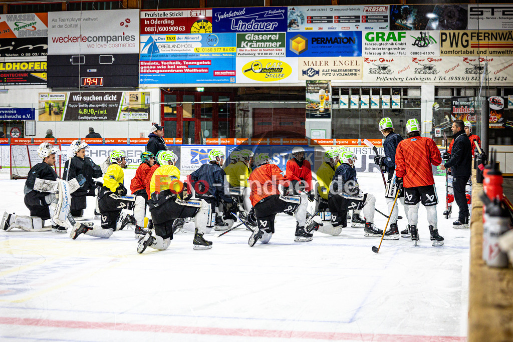 News von den Peißenberg MINERS | Eishockey Bayernliga 2025/26, News von den Peißenberg MINERS, 20251126,Markus Schröder (MINERS Head Coach) im Training gibt klare Anweisungen,2025-11-26 in Peißenberg (flatbuy Arena Peißenberg), Markus Schröder (MINERS Head Coach)Copyright: WolfgangxLindner www.foto-lindner.de