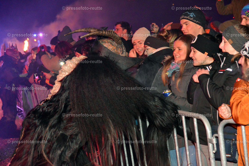news-2022-Dez03-Krampusumzug-Reutte-WTV_5665 | Info aus dem Bezirk Reutte/Ausserfern Tirol sowie eine umfangreiche Bilddatenbank über die gesamte Region: Lechtal, Talkessel Reutte, Tannheimertal, Zwischentoren. Lech, Plansee, Zugspitze, Grenztunnel, B179, Fernpassstraße, Verkehr, Lawinen, Tradition, - Realisiert mit Pictrs.com
