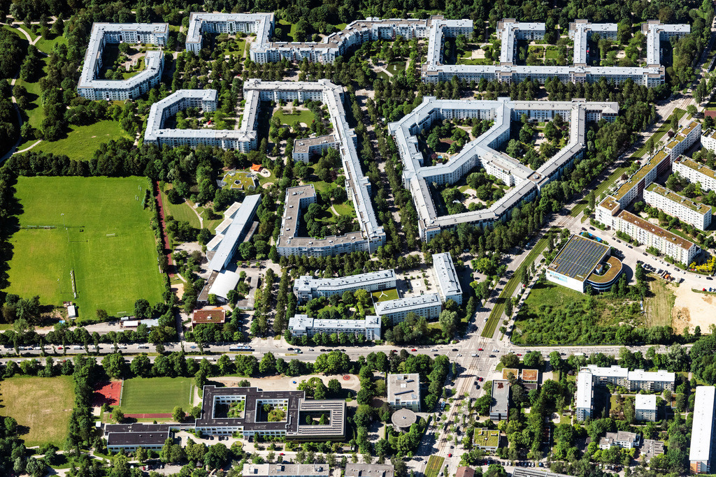 dr__0065345.jpg | MüNCHEN 15.06.2021 Wohngebiet der Mehrfamilienhaussiedlung im Ortsteil Bogenhausen in München im Bundesland Bayern, Deutschland. // Residential area of the multi-family house settlement in Ortsteil Bogenhausen in Munich in the state Bavaria, Germany. Foto: Daniel Reiter