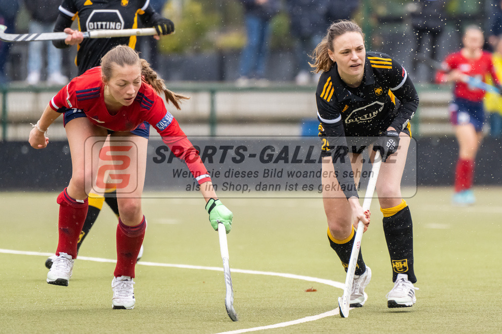 HK_20230401_106646 | 1. Bundesliga Damen Düsseldorfer HC - Harvestehuder THC  am 1.4.2023 DHC Düsseldorf, Düsseldorf , Sophia Schwabe ( Düsseldorfer HC #18 ) , Garot Albane ( Harvestehuder THC #25 )
